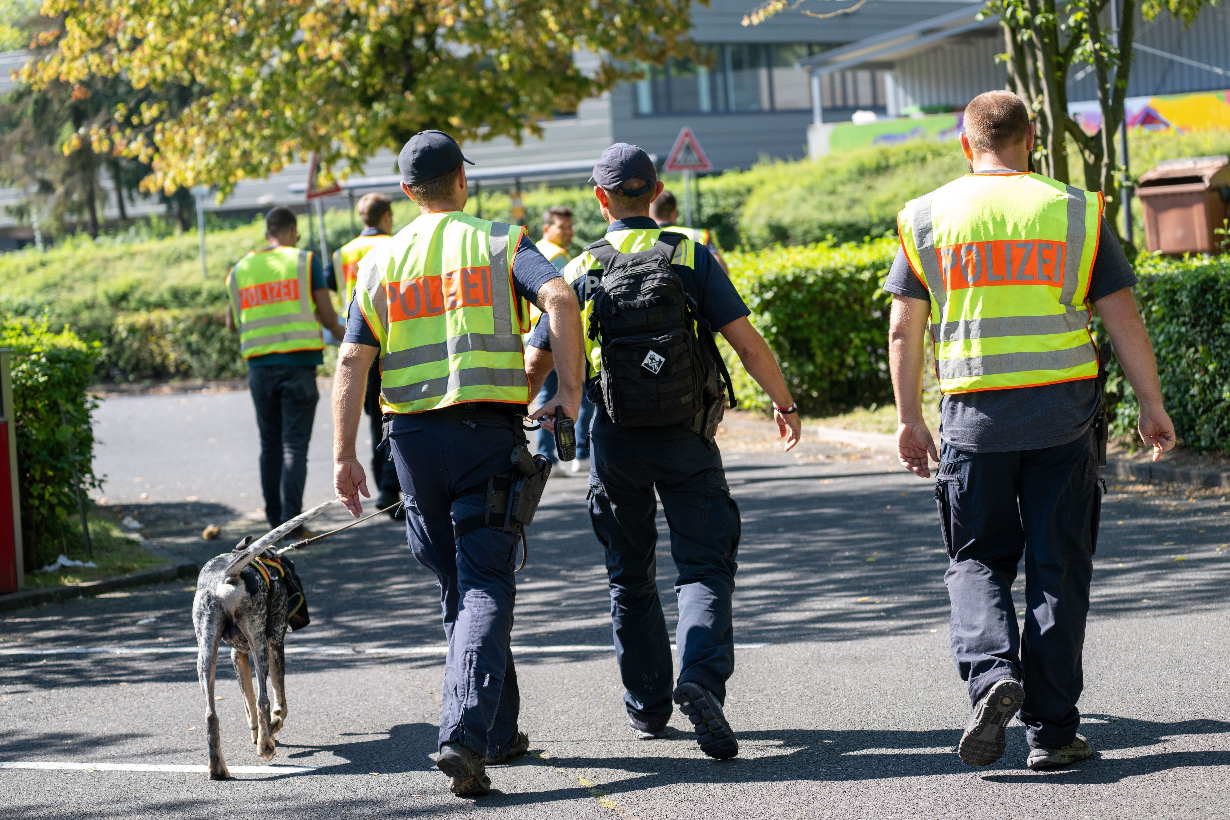 Einsatz in Lohr am Main: Bayerische Polizisten durchkämmen nach dem Tod eines 14-Jährigen das Gebiet um das Schulzentrum.