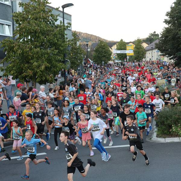 Jede Menge Mädchen und Jungen kommen nach dem Start des Schülerlaufes auf die Fotografin zugestürmt.