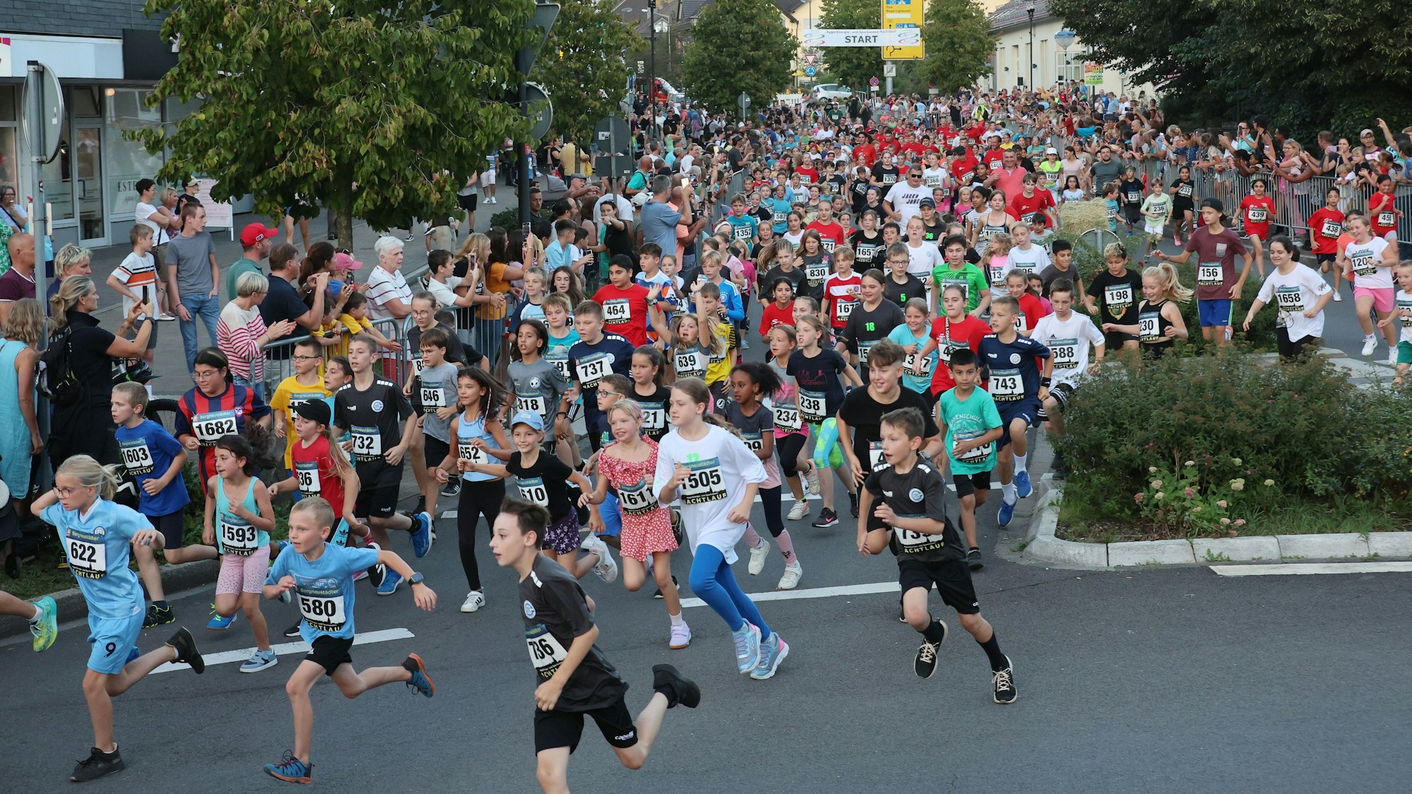 Jede Menge Mädchen und Jungen kommen nach dem Start des Schülerlaufes auf die Fotografin zugestürmt.