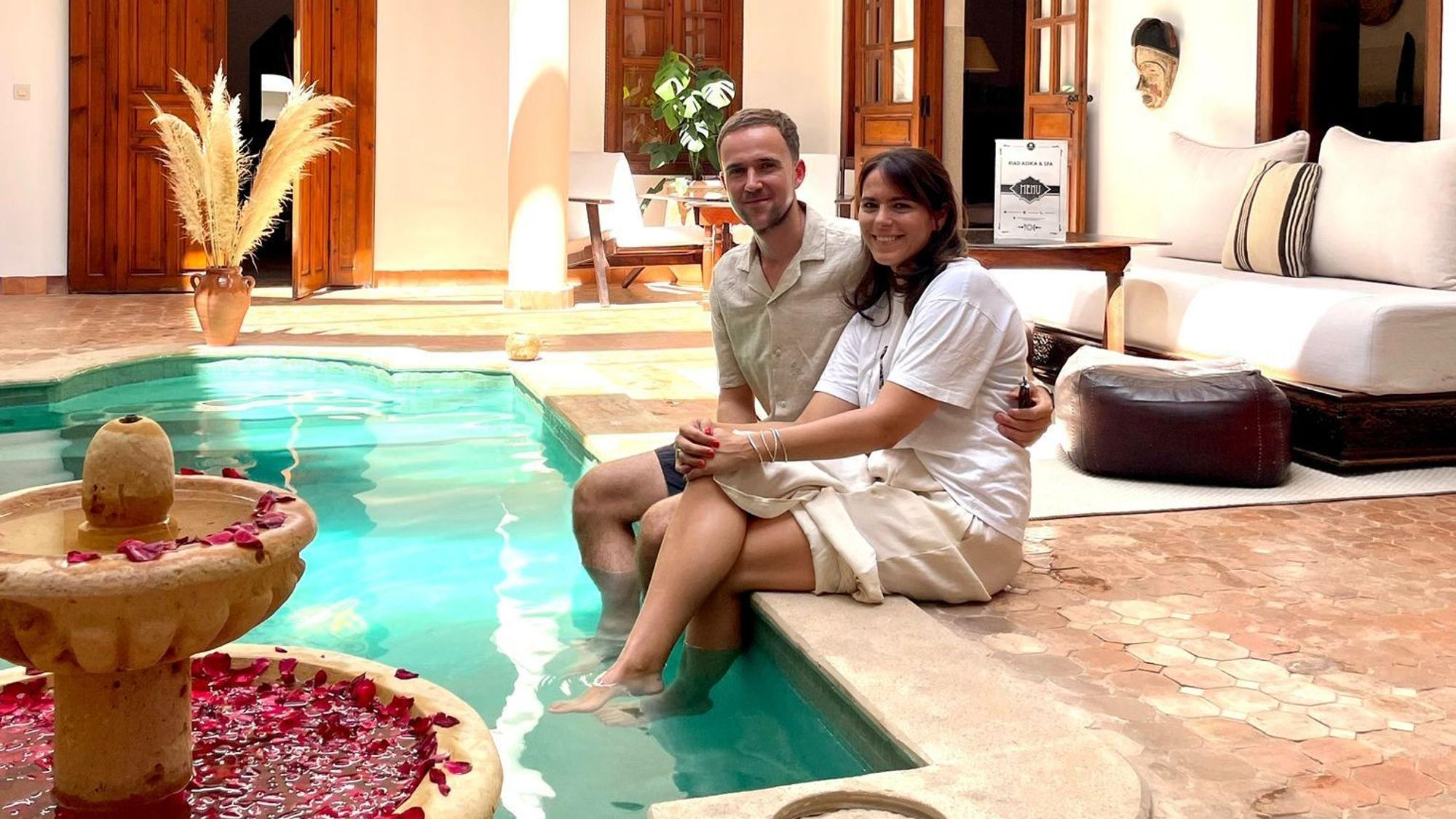 Marco und Hannah Schyns sitzen am Pool eines Riads in Marrakesch. Dort erlebten sie das Erdbeben.
