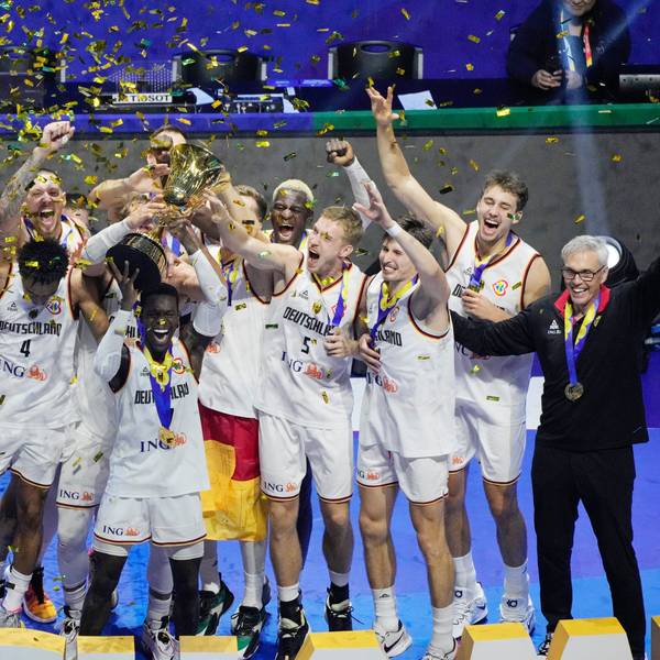 Die deutsche Basketball-Nationalmannschaft feiert einen historischen Sieg. Sie sind zum ersten Mal Weltmeister geworden.