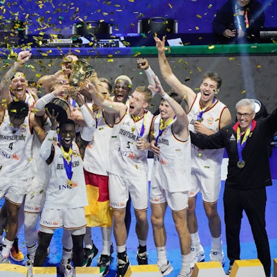 Die deutsche Basketball-Nationalmannschaft feiert einen historischen Sieg. Sie sind zum ersten Mal Weltmeister geworden.