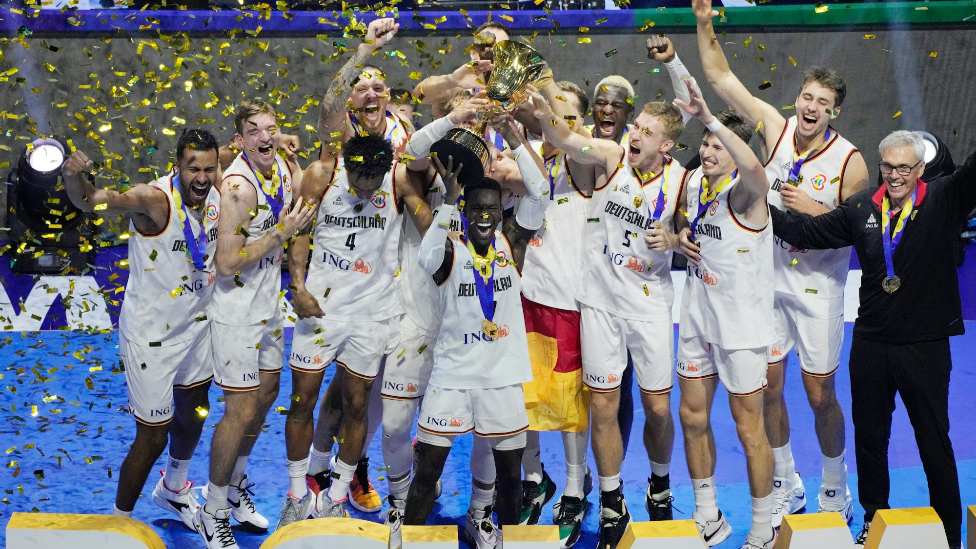 Die deutsche Basketball-Nationalmannschaft feiert einen historischen Sieg. Sie sind zum ersten Mal Weltmeister geworden.