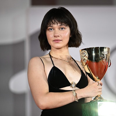 Die US-Schauspielerin Cailee Spaeny posiert mit der Coppa Volpi für die beste Schauspielerin, die sie für ihre Rolle in „Priscilla“ erhalten hat, während eines Fototermins bei den 80. Filmfestspielen von Venedig am 9. September 2023 am Lido von Venedig.