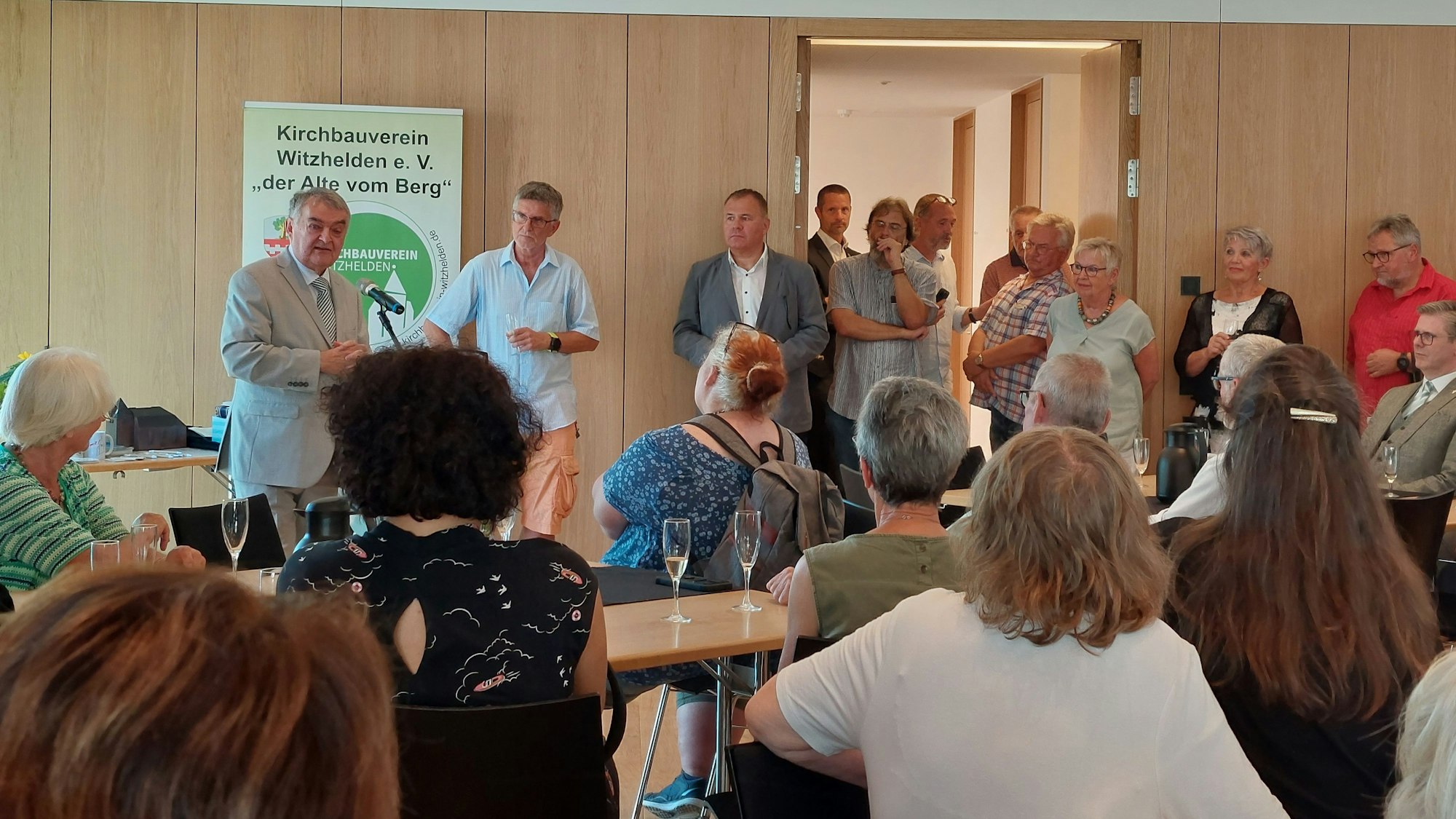 Gäste – unter ihnen Herbert Reul(am Mikro) – im neuen Gemeindehaus Witzhelden.