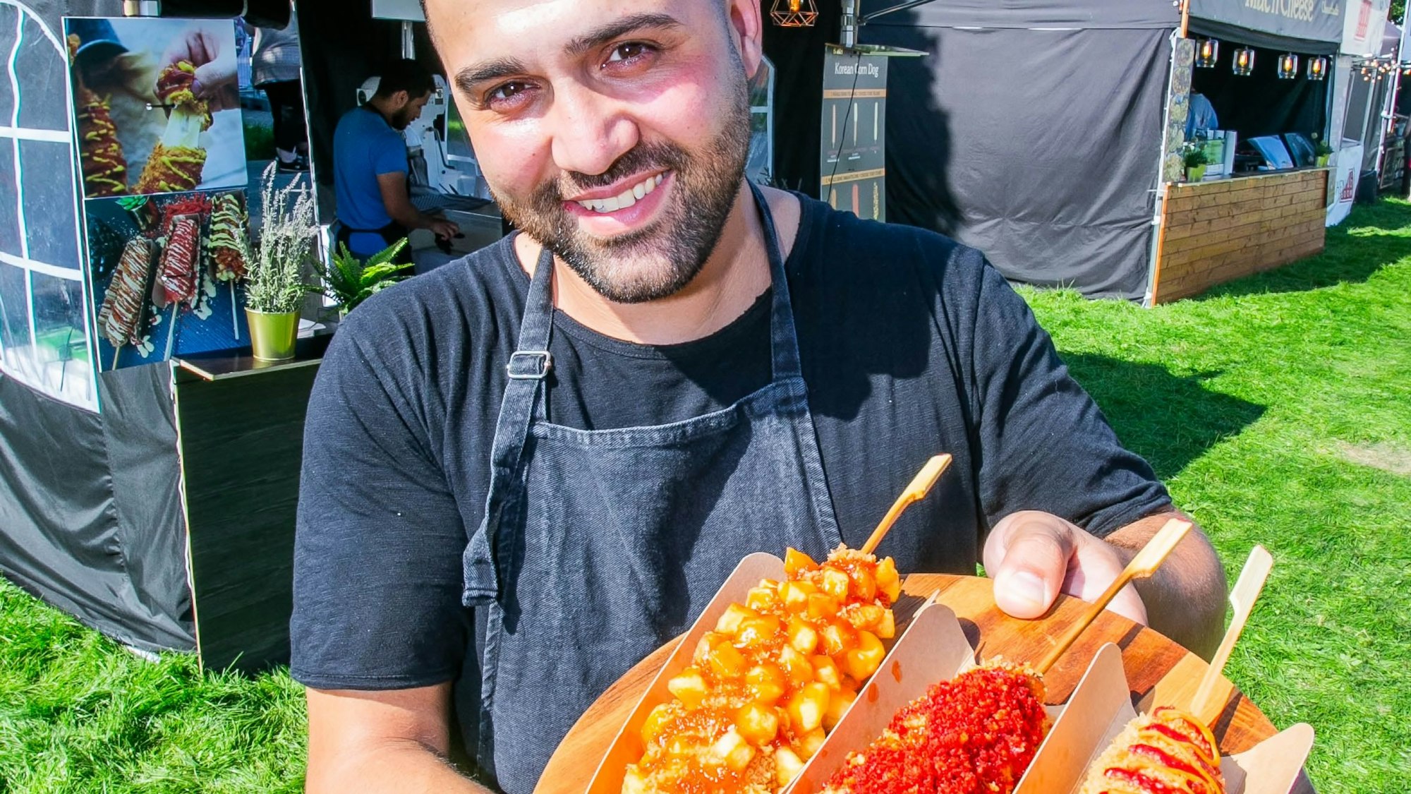 Koreanische Corndogs serviert Keywan Ezadian aus Hamburg an seinem Stand im Gummersbacher Stadtgarten.