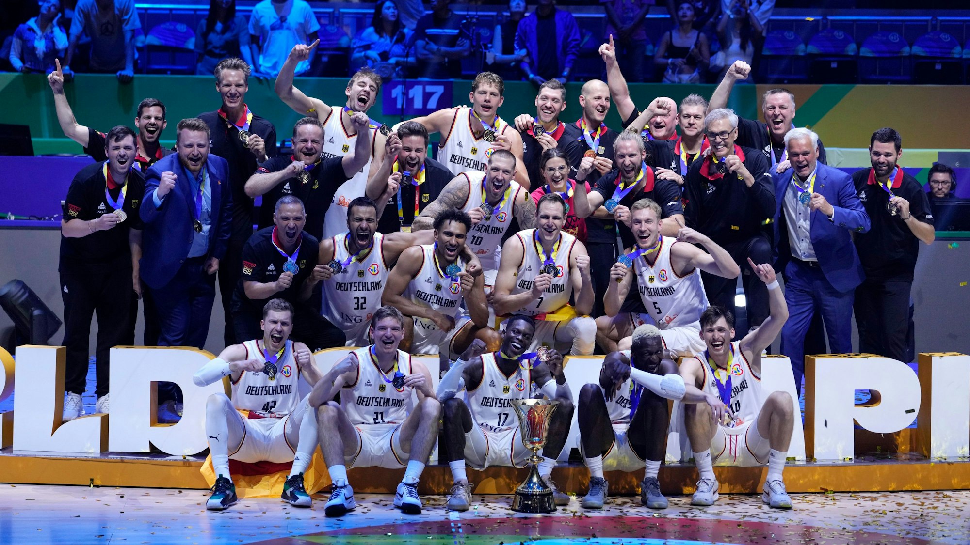 Das deutsche Basketballteam posiert mit der Medaille.