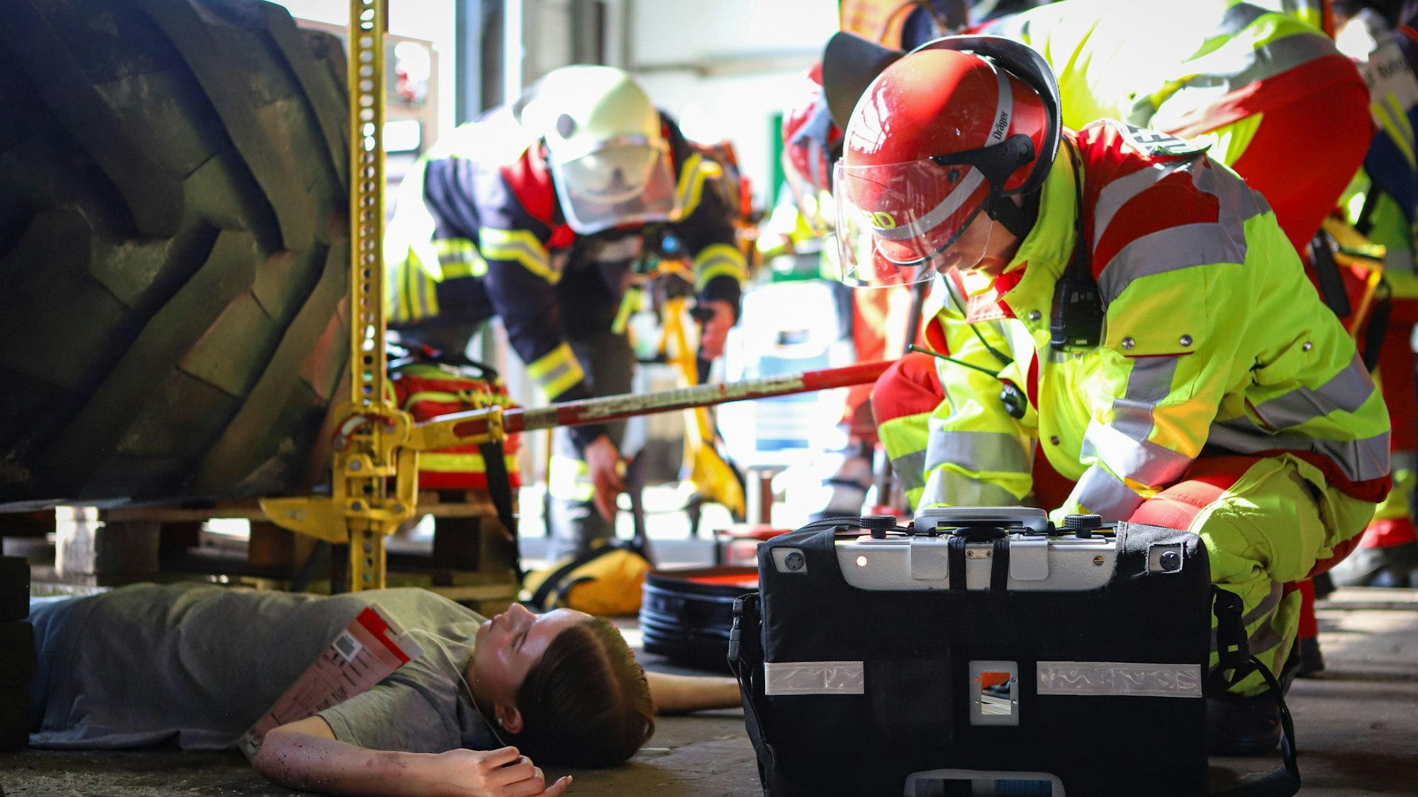 Eine Verletztendarstellerin liegt unter einer zwei Tonnen schweren Last eingeklemmt.