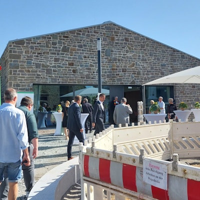 Menschen stehen vor dem neuen evangelischen Gemeindehaus Witzhelden.