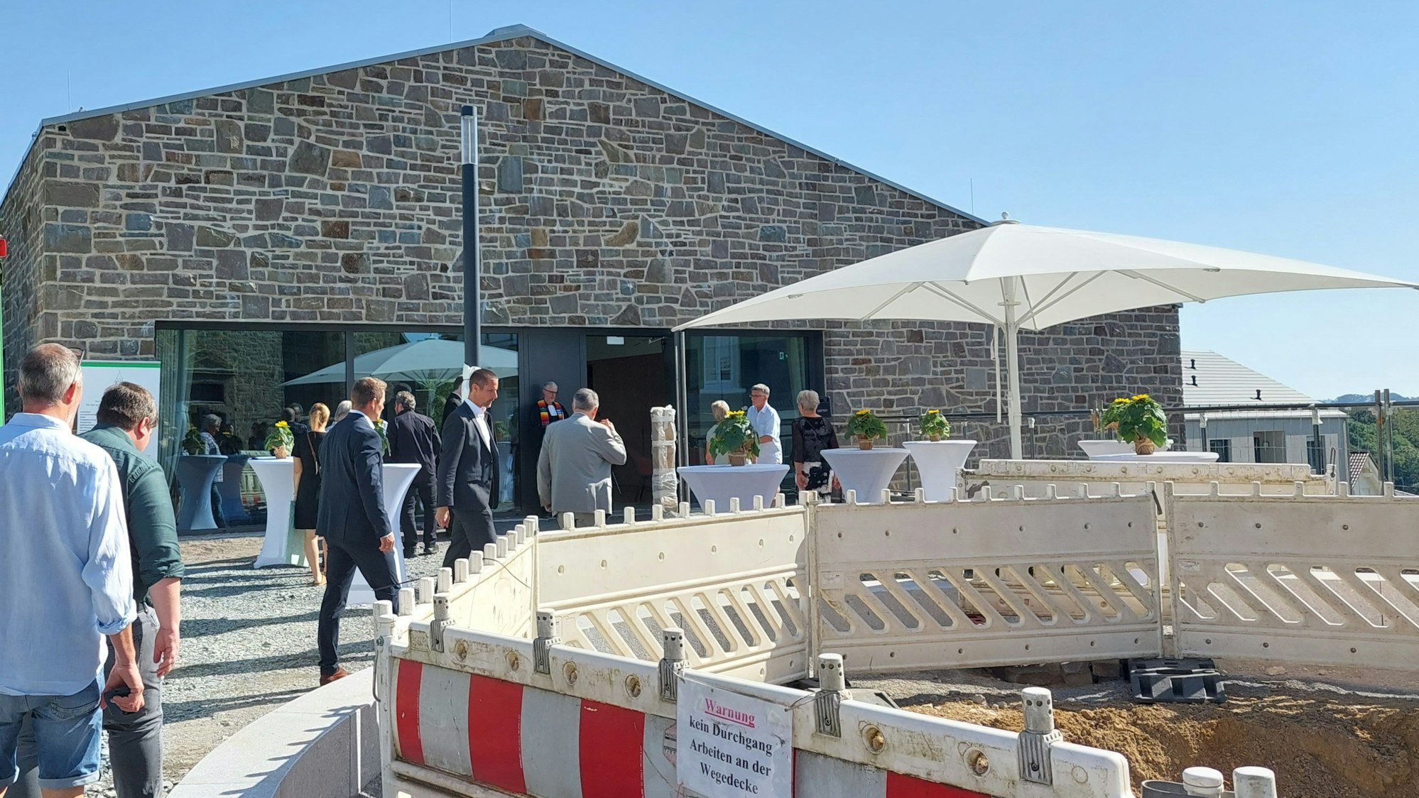 Eröffnungsgäste vor dem Gemeindehaus Witzhelden.