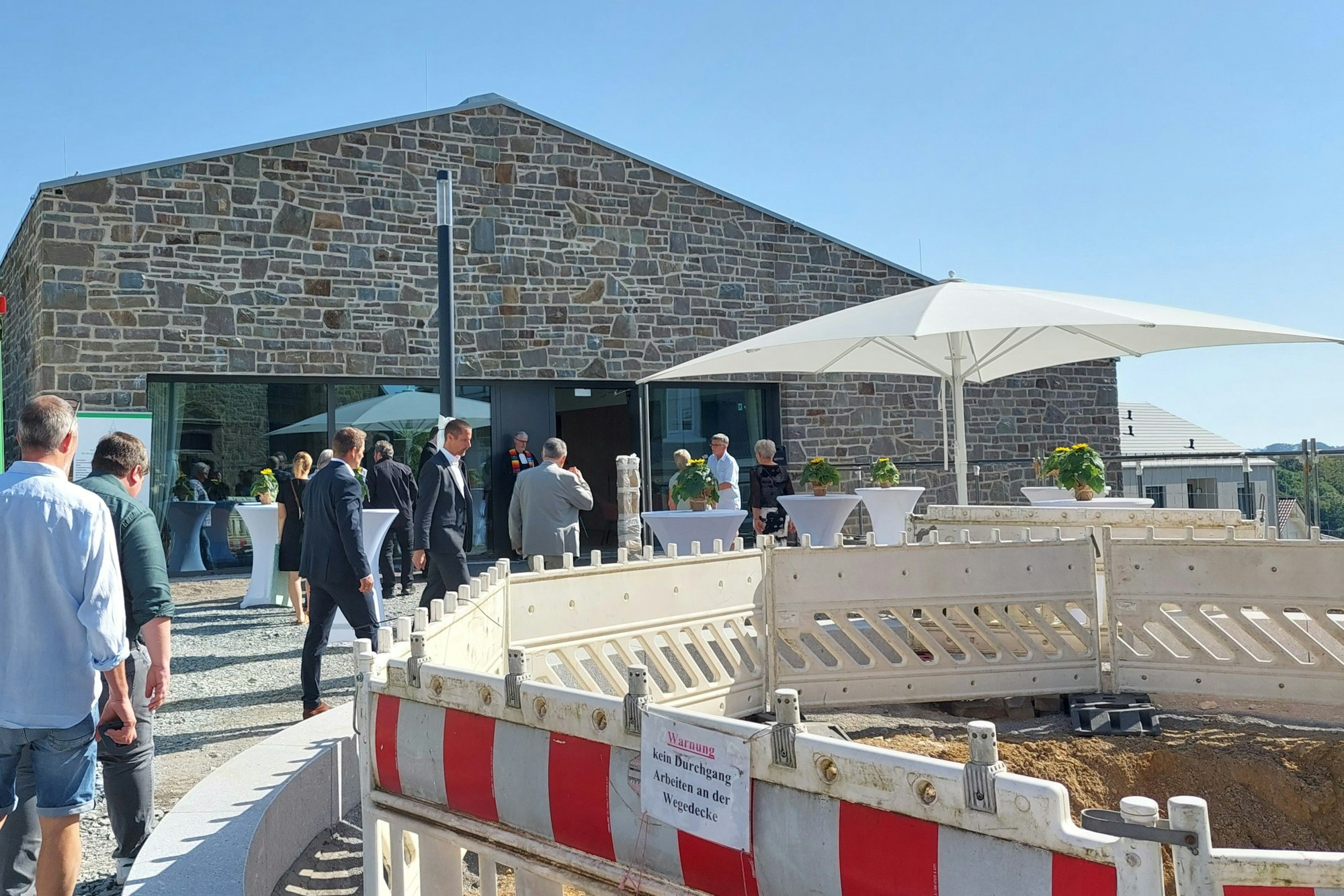 Menschen stehen vor dem neuen evangelischen Gemeindehaus Witzhelden.