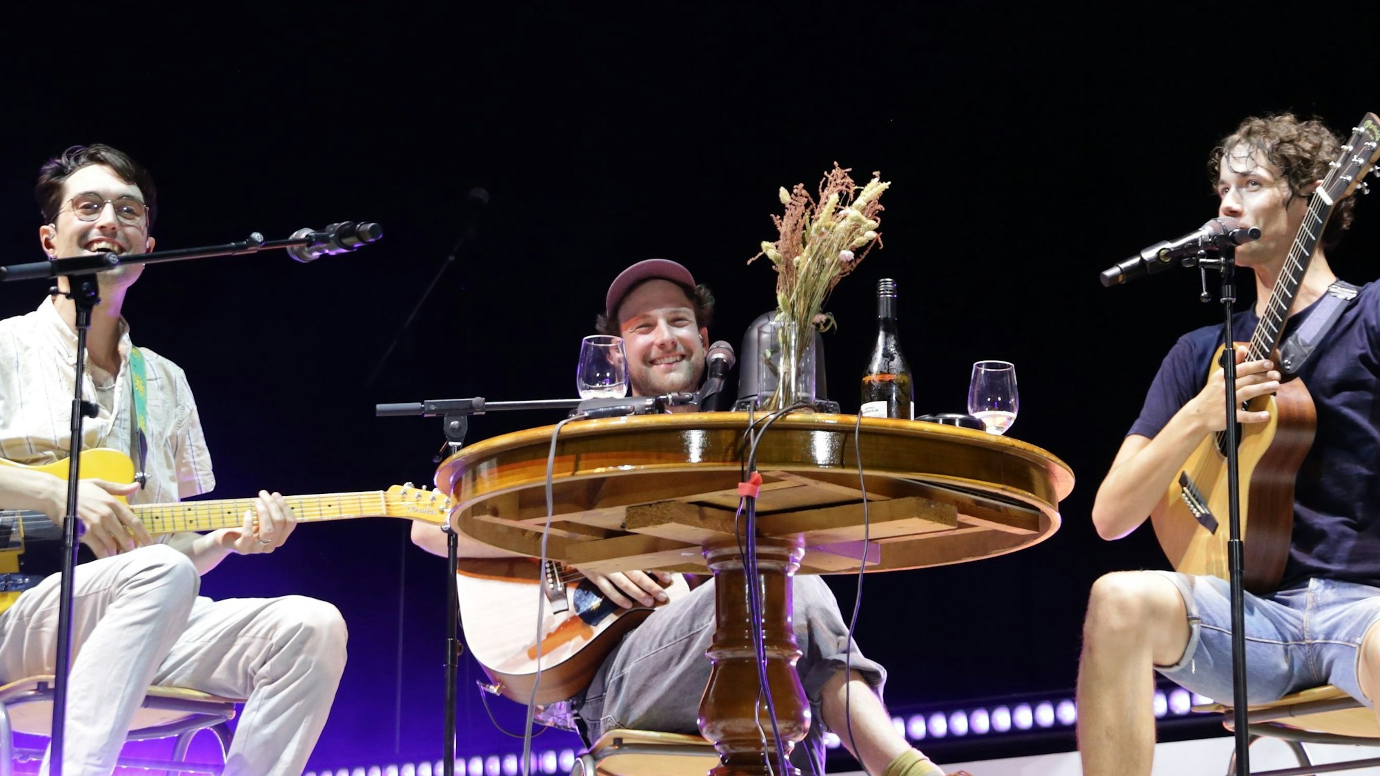 Gemütlich am Tisch: die Band AnnenMayKantereit im Stadion