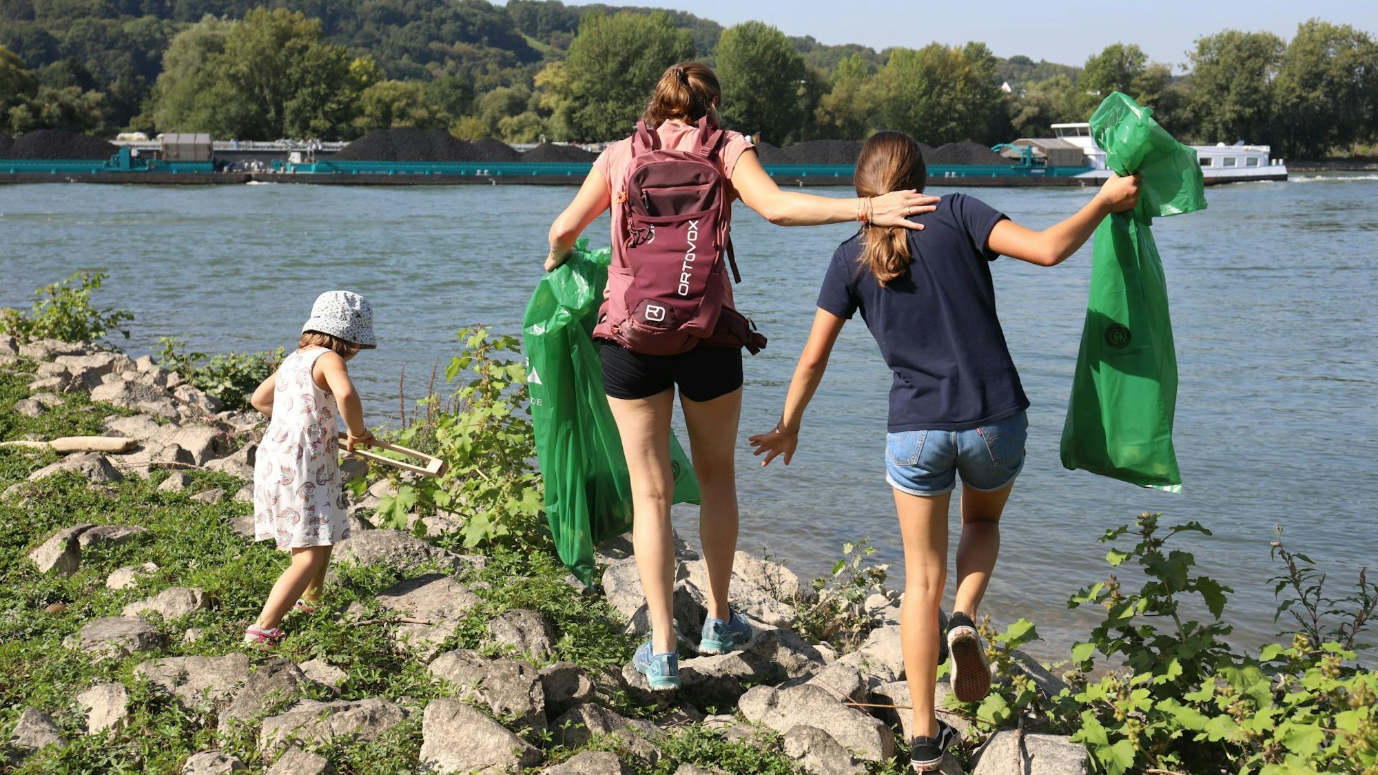 Kinder sammeln im Rahmen des Rhine Clean Up Müll in Bad Honnef.