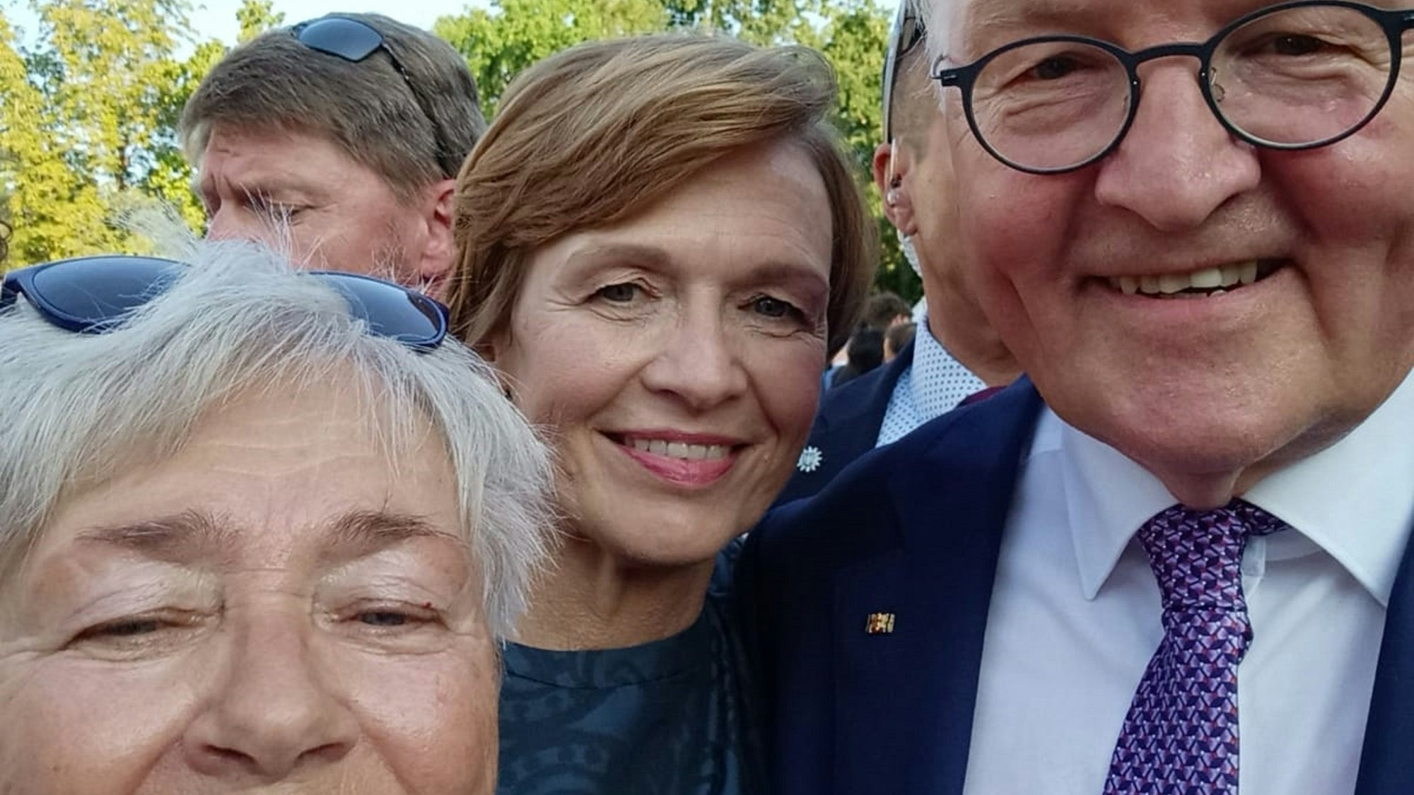 Bitte lächeln: Hildegard Wirths aus Wiehl schießt beim Gartenfest auf Schloss Bellevue in Berlin ein Selfie mit Bundespräsident Frank-Steinmeier und dessen Ehefrau Elke Büdenbender.