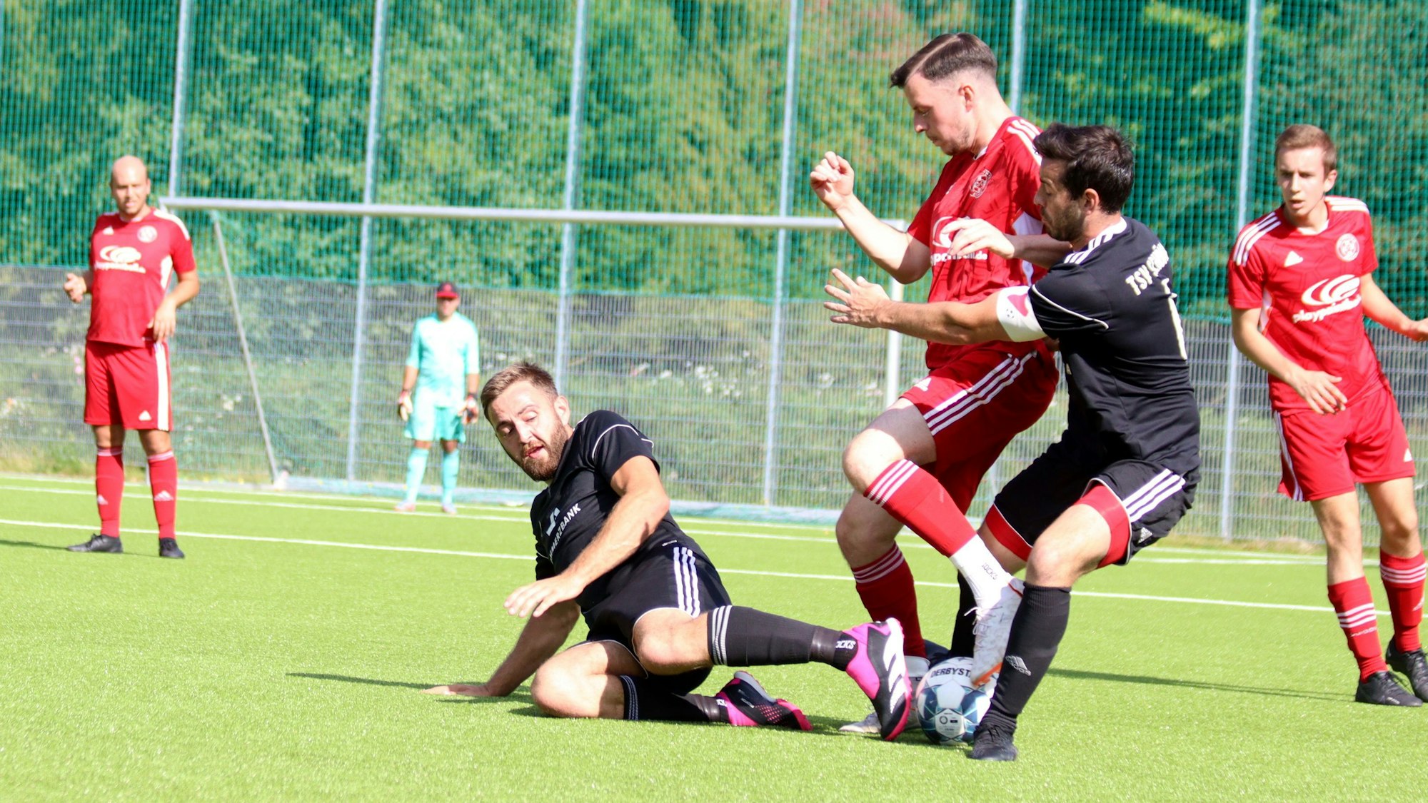 Ein Zülpicher Speler wird von vorne und hinten von Gegner bedrängt.