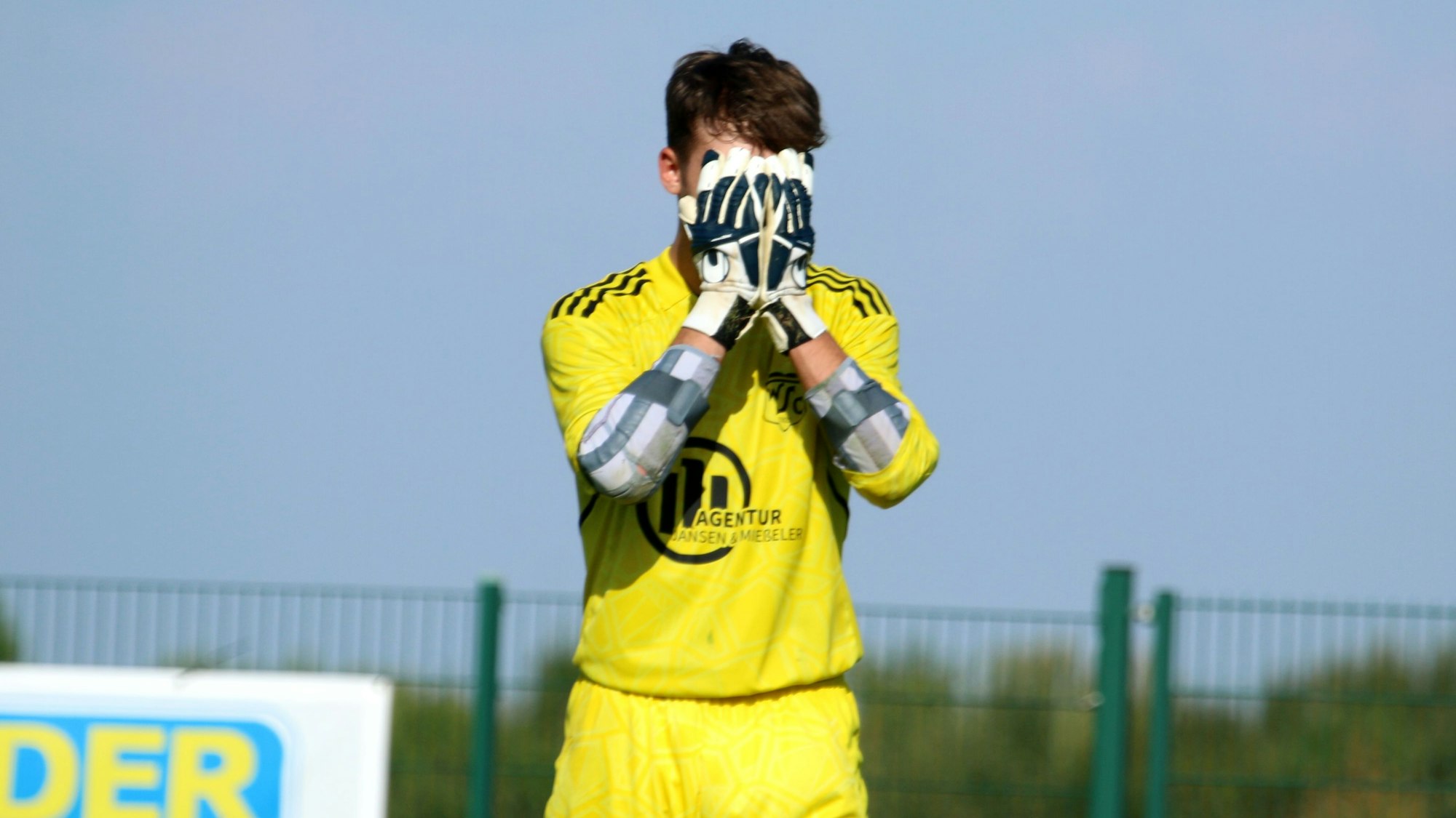 Ein Torwart schlägt die Hände vors Gesicht.