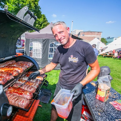 Mit dem „Bacon Bomb Burger“ tritt der Langenfelder Robert Prokurat sogar bei europäischen Wettbewerben an. Im Gummersbacher Stadtgarten räuchert er seine Fleischbomben sechs bis sieben Stunden über Buchenholz.