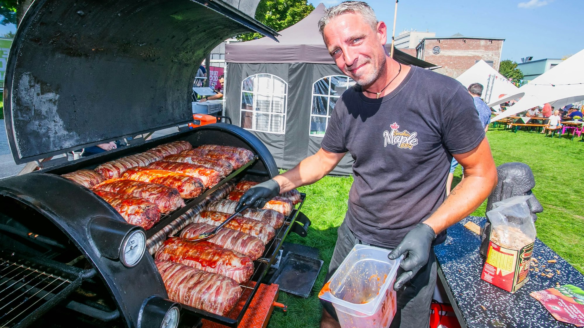 Mit dem „Bacon Bomb Burger“ tritt der Langenfelder Robert Prokurat sogar bei europäischen Wettbewerben an. Im Gummersbacher Stadtgarten räuchert er seine Fleischbomben sechs bis sieben Stunden über Buchenholz.