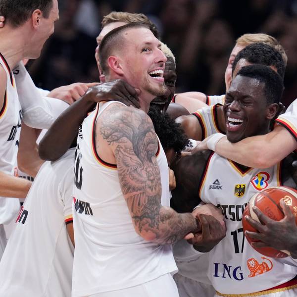 Die deutsche Mannschaft feiert den ersten WM-Titel im Basketball in ihrer Geschichte. Dennis Schröder hat die Mannschaft mit seinen 28 Punkten im Finale mitgerissen. Er feiert unter anderem mit Daniel Theis, Franz Wagner und David Krämer.