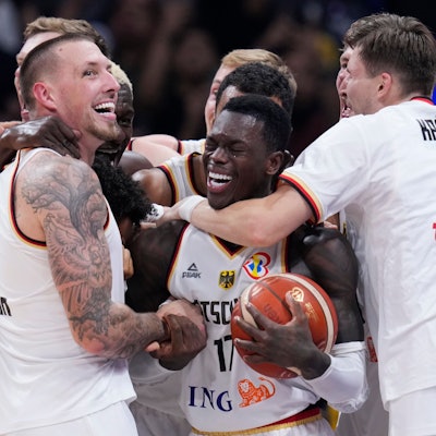 Die deutsche Mannschaft feiert den ersten WM-Titel im Basketball in ihrer Geschichte. Dennis Schröder hat die Mannschaft mit seinen 28 Punkten im Finale mitgerissen. Er feiert unter anderem mit Daniel Theis, Franz Wagner und David Krämer.