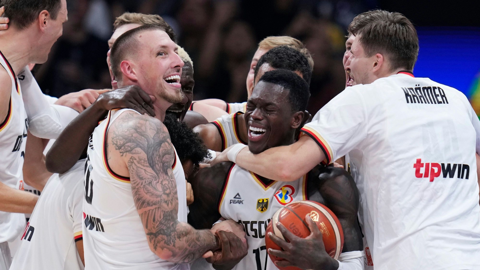 Die deutsche Mannschaft feiert den ersten WM-Titel im Basketball in ihrer Geschichte. Dennis Schröder hat die Mannschaft mit seinen 28 Punkten im Finale mitgerissen. Er feiert unter anderem mit Daniel Theis, Franz Wagner und David Krämer.