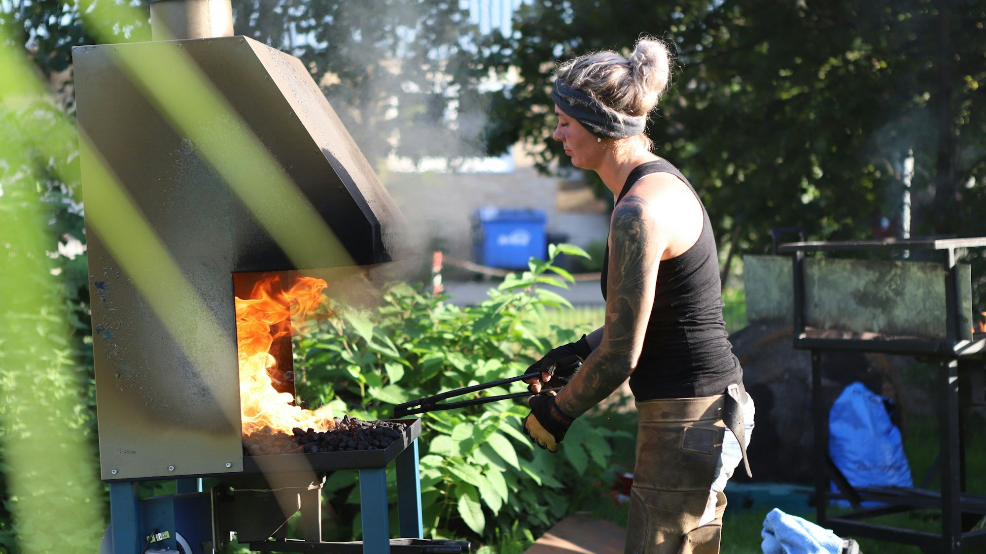 Eine Frau beim Schmieden