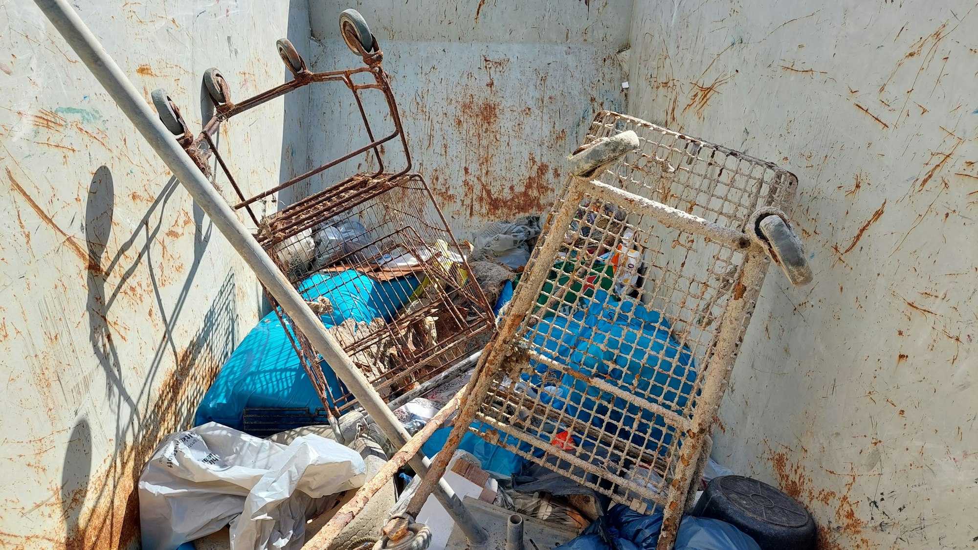 Container voller Müll.