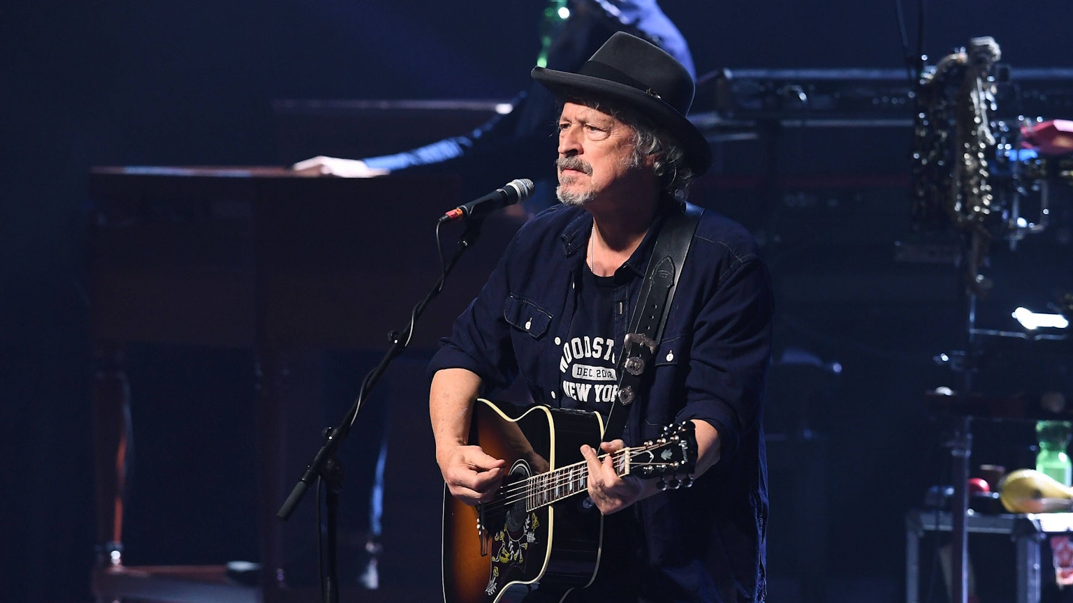 Das Bild zeigt Wolfgang Niedecken während eines Konzerts.