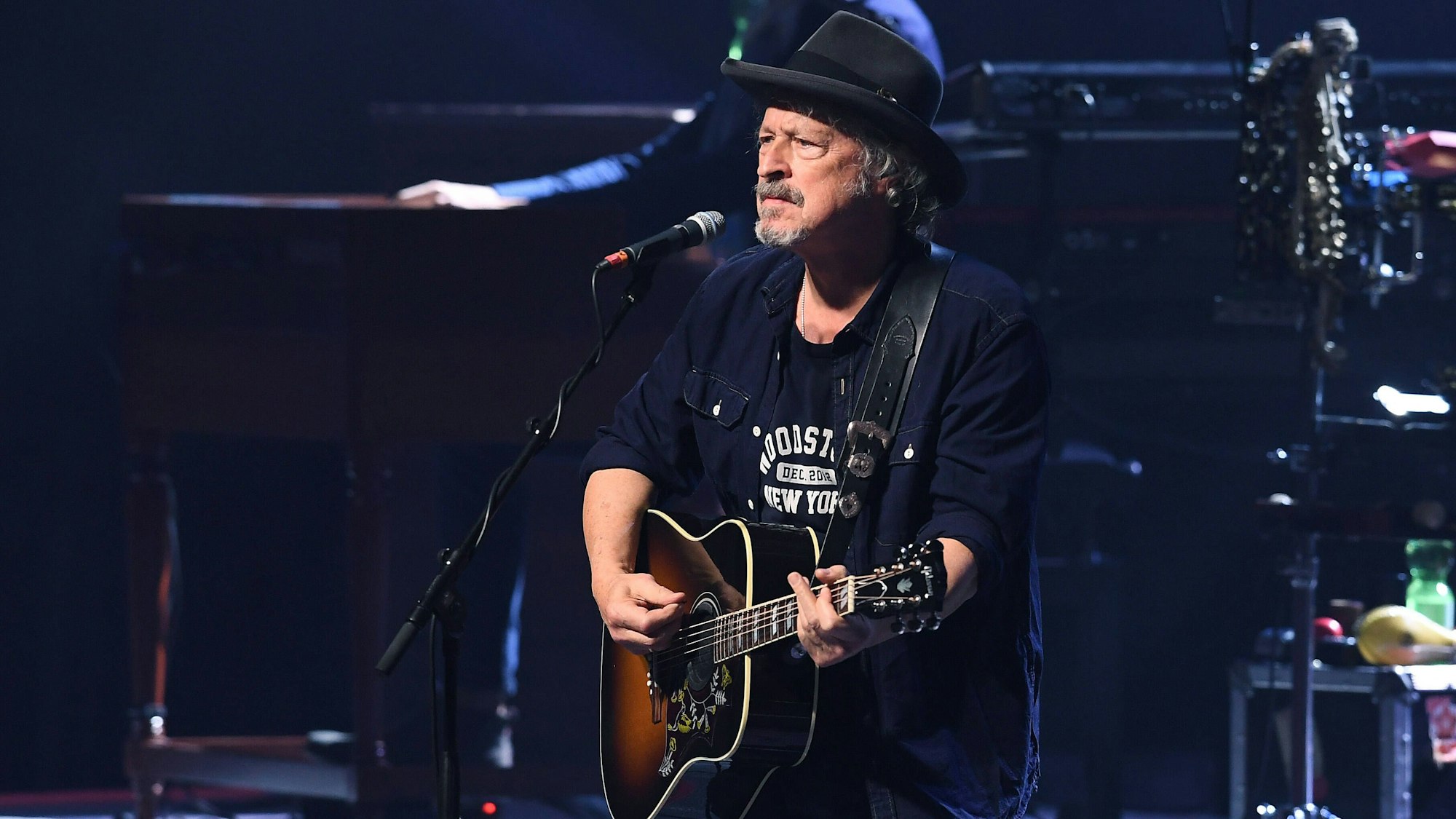 Das Bild zeigt Wolfgang Niedecken während eines Konzerts.