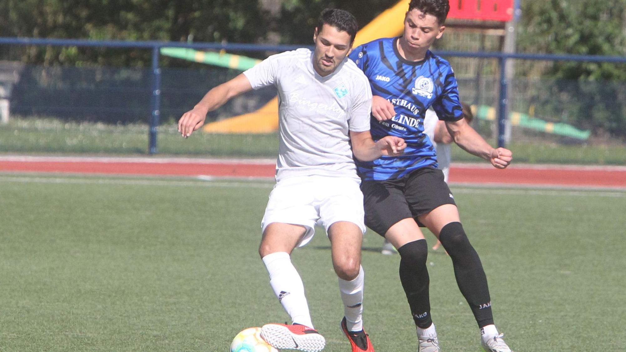 Fisnik Dukaj (links) und der VfR Hangelar ziehen den Kürzeren gegen den FC Rheidt um Gabriel Morais.