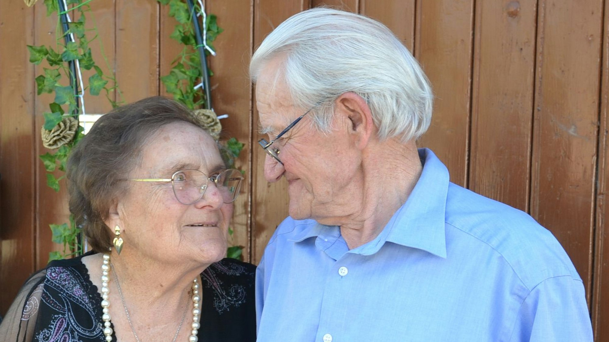 Anneliese und Adolf Leyendecker aus Müggenhausen schauen sich verliebt in die Augen.