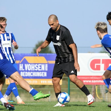 Taner Yalcin wird von fünf Wißkirchenern bedrängt.