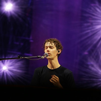 Henning May alleine am Klavier: Mit „Schmetterling“ sorgte er für einen sehr großen Moment im Kölner Stadion.