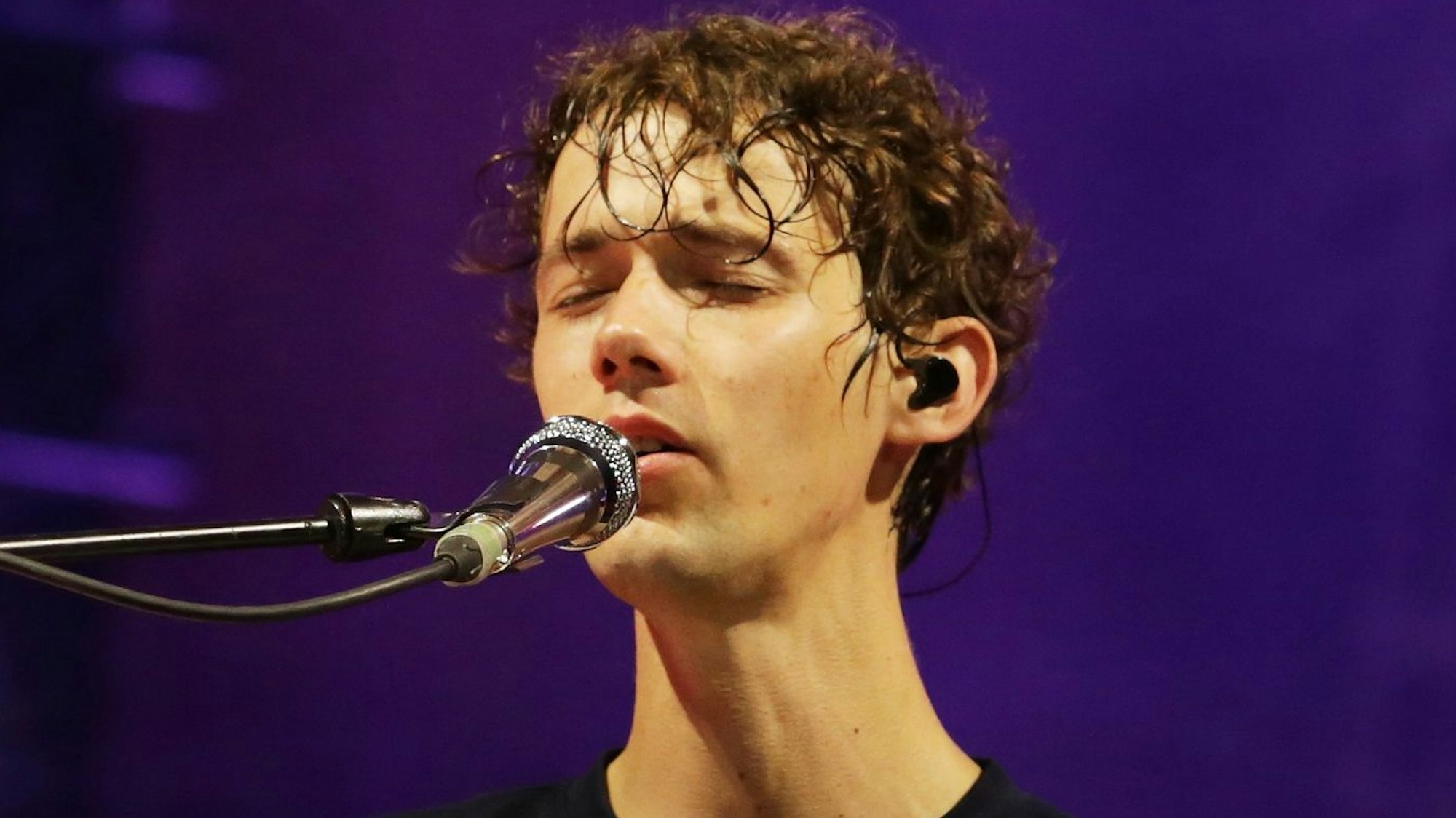 Henning May alleine am Klavier: Mit „Schmetterling“ sorgte er für einen sehr großen Moment im Kölner Stadion.