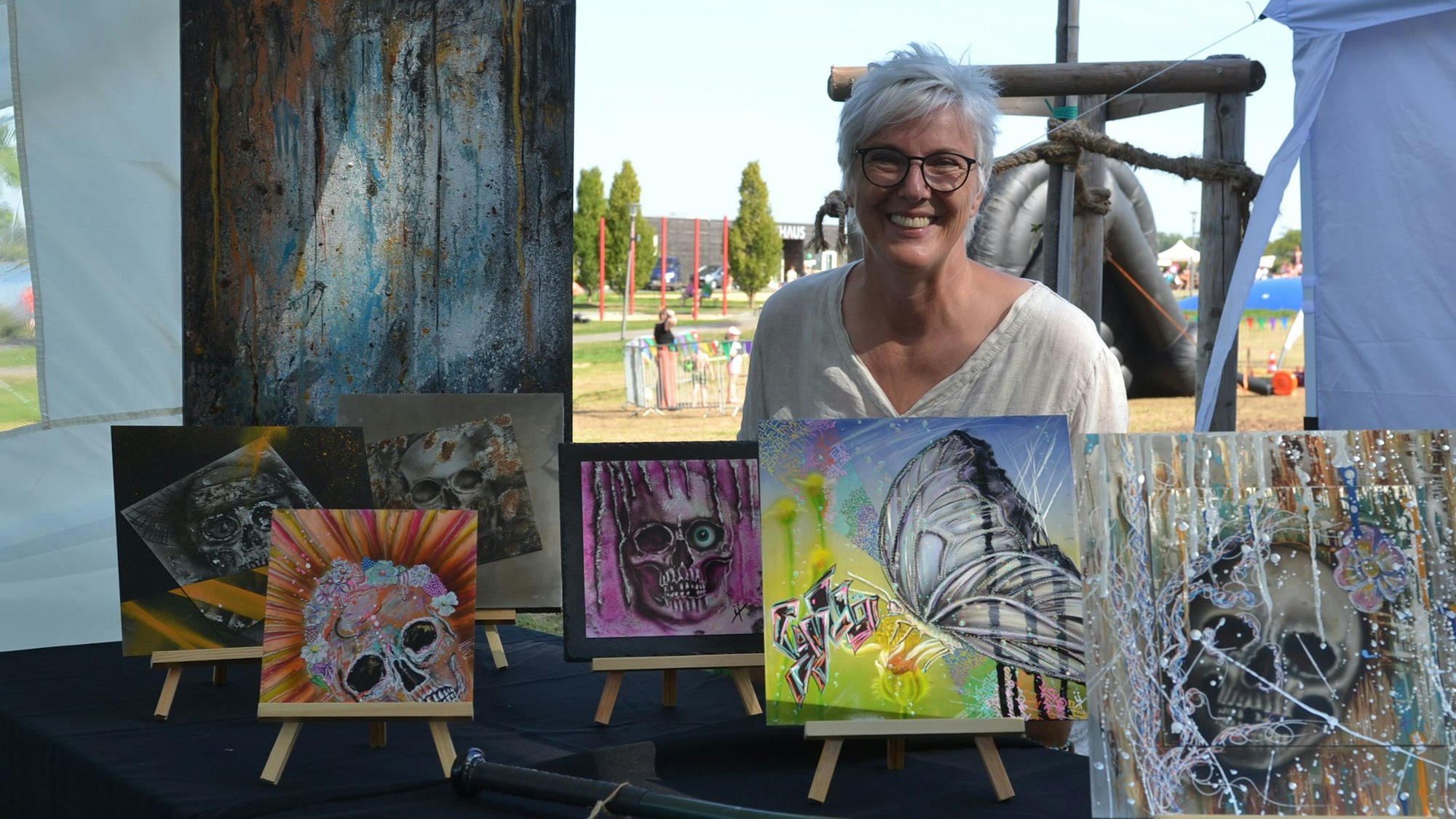 Die Künstlerin Ute Sillini zeigt ihre kleinformatige Graffitikunst.