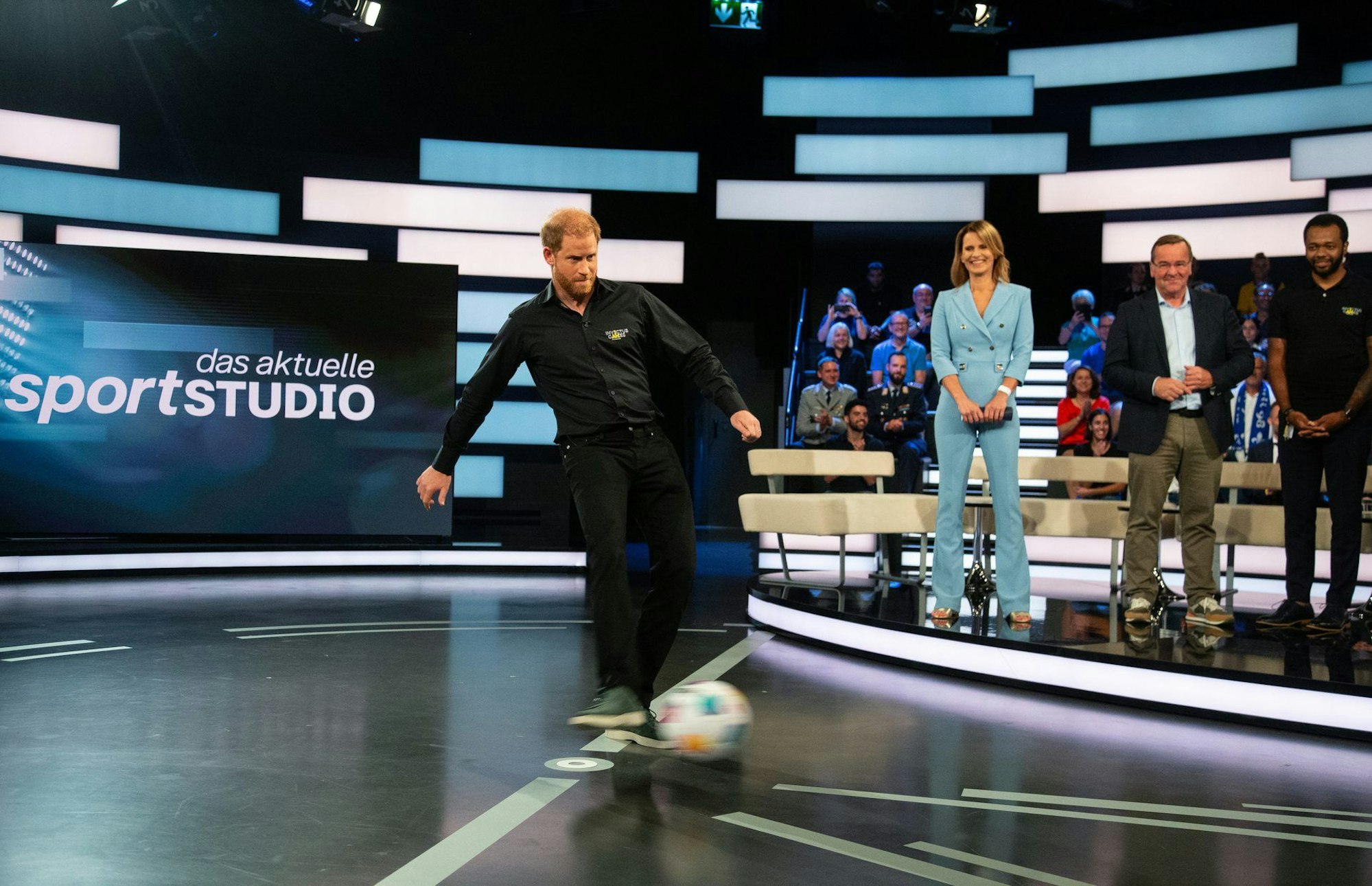 Prinz Harry beim Schuss auf die Torwand als Gast in der Fernsehsendung „das aktuelle sportstudio“.