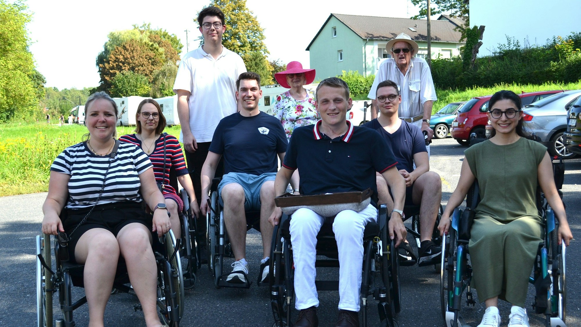 Junge Menschen sitzen in Rollstühlen.