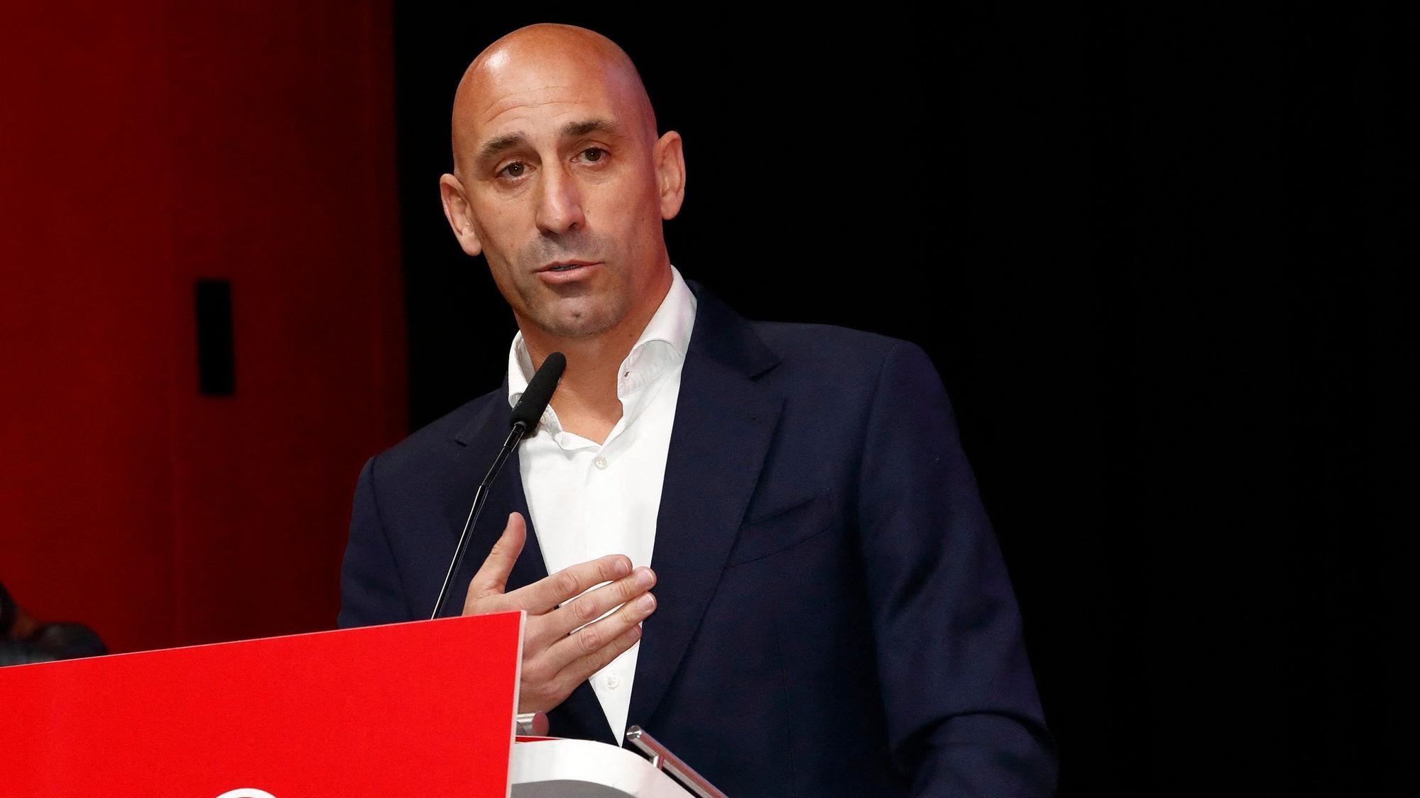 Luis Rubiales, Präsident des spanischen Fußballverbandes RFEF, steht an einem Rednerpult.