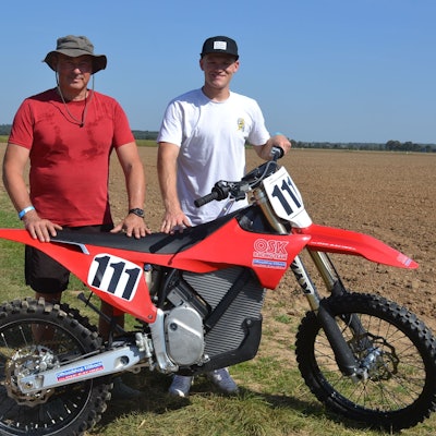 Michael Gosepath und Sohn Ben (v.l.) mit einem Elektromotorrad der Start-Up-Firma "Stark Vaq".