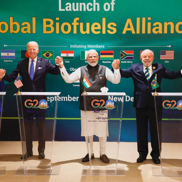 dpatopbilder - 09.09.2023, Indien, Neu Delhi: Giorgia Meloni (l-r), Ministerpräsidentin von Italien, Joe Biden, Präsident der USA, Narendra Modi, Premierminister von Indien, Luiz Inacio Lula da Silva, Präsident von Brasilien, und Alberto Fernandez, Präsident von Argentinien, halten sich während des G20-Gipfels an den Händen.