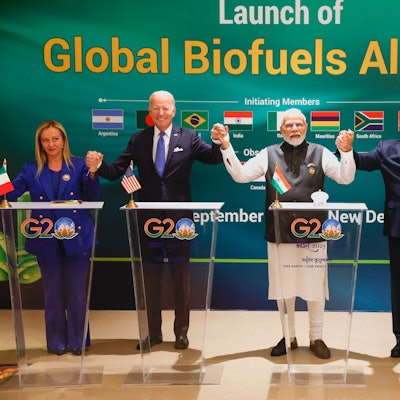 dpatopbilder - 09.09.2023, Indien, Neu Delhi: Giorgia Meloni (l-r), Ministerpräsidentin von Italien, Joe Biden, Präsident der USA, Narendra Modi, Premierminister von Indien, Luiz Inacio Lula da Silva, Präsident von Brasilien, und Alberto Fernandez, Präsident von Argentinien, halten sich während des G20-Gipfels an den Händen.