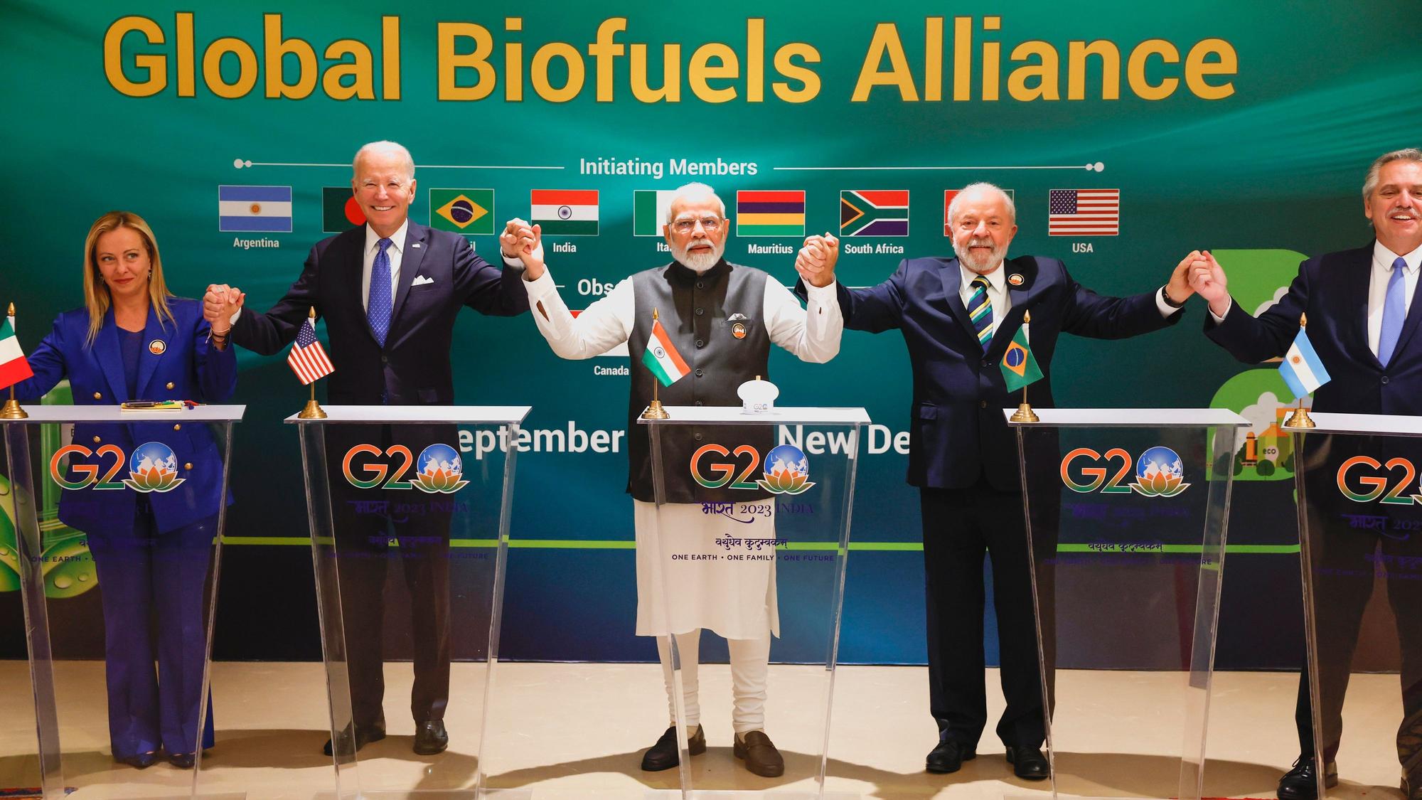 dpatopbilder - 09.09.2023, Indien, Neu Delhi: Giorgia Meloni (l-r), Ministerpräsidentin von Italien, Joe Biden, Präsident der USA, Narendra Modi, Premierminister von Indien, Luiz Inacio Lula da Silva, Präsident von Brasilien, und Alberto Fernandez, Präsident von Argentinien, halten sich während des G20-Gipfels an den Händen.