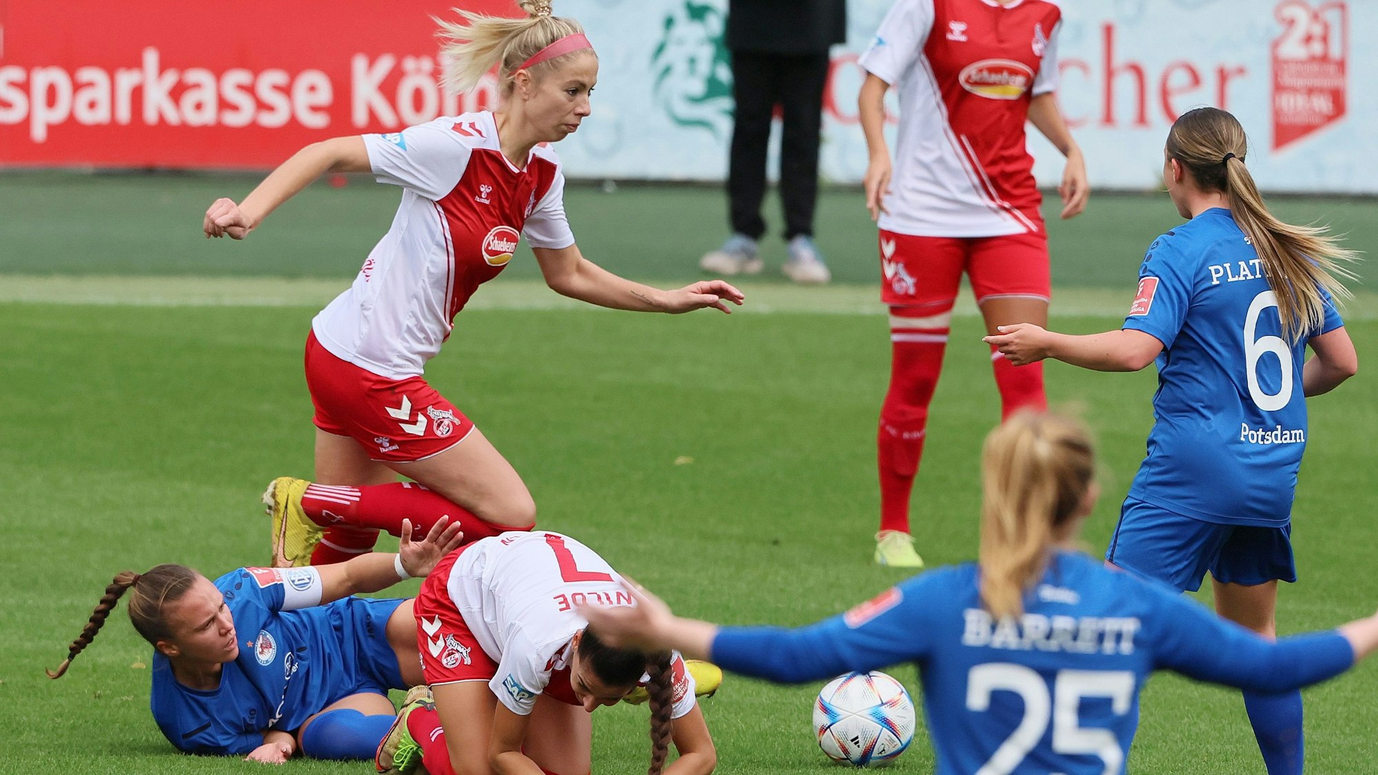 1.FC Köln vs. Turbine Potsdam, Fussball Frauen, 1. Bundesliga, links: Sharon Beck (1.FC Köln), Bild: Herbert Bucco, 01.10.2022
