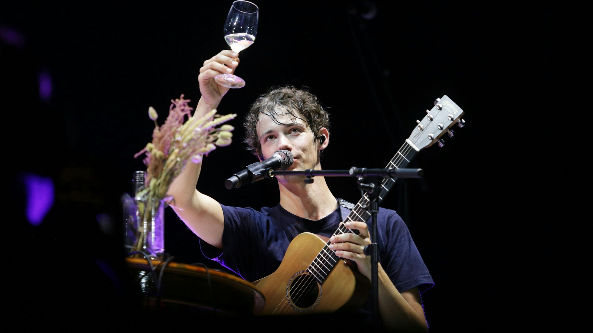 Kölner Band AnnenMayKantereit spielt bei Open Air Konzert im Rheinenergiestadion.