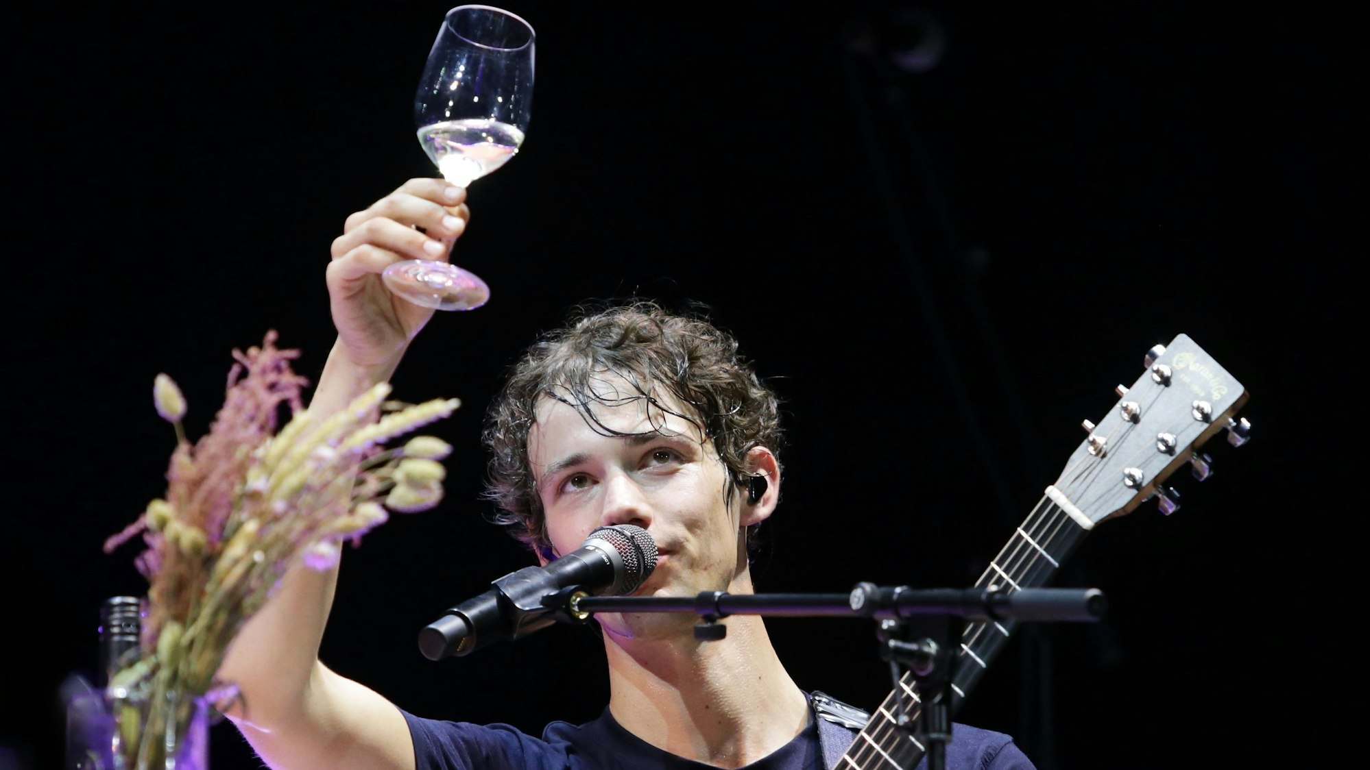 Ein Prost auf 40.000 Freunde im Rhein-Energie-Stadion: Henning May von AnnenMayKantereit in Köln