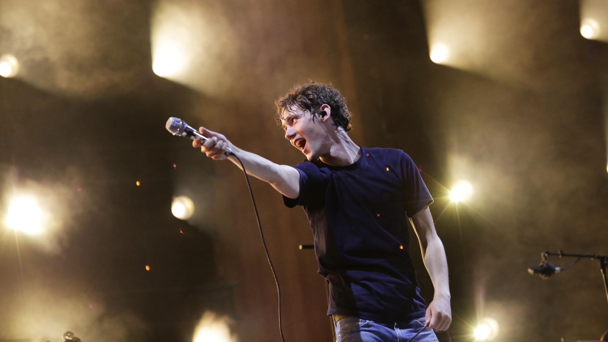 Auf dem Bild ist Henning May, Sänger der Kölner Band AnnenMayKantereit beim Konzert im RheinEnergieStadion 2023 zu sehen. Foto: Ingo Lammert