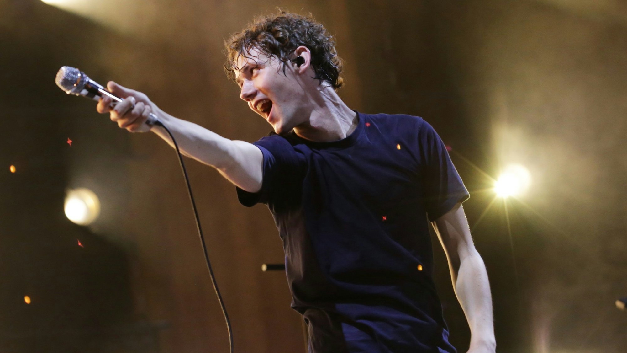 Sänger Henning May von der Band AnnenMayKantereit glücklich im Stadion
