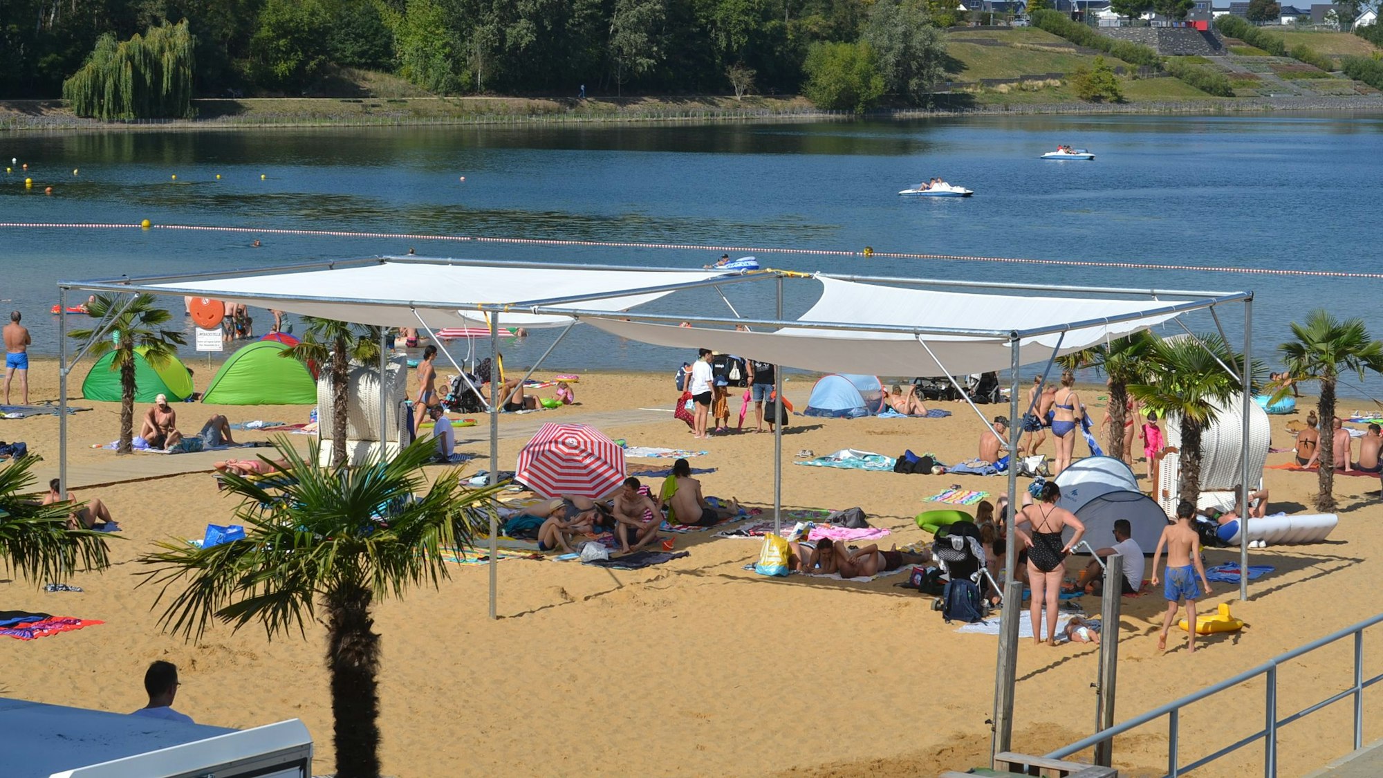 Badegäste am Sandstrand des Wassersportsees in Zülpich.