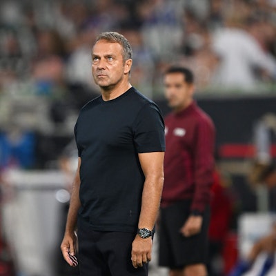 Bundestrainer Hansi Flick beim 1:4 der deutschen Elf gegen Japan in Wolfsburg