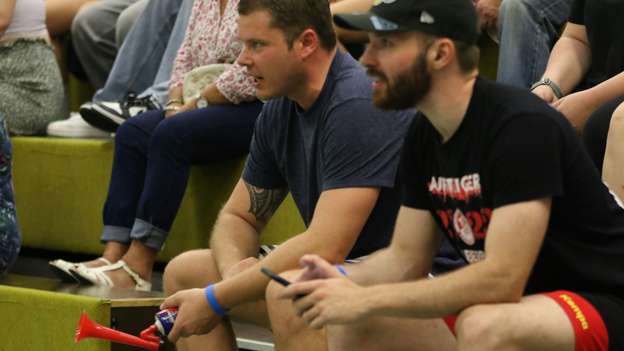 Vizeweltmeister Simon Schöller schaut sich ein Spiel des TV Palmersheim an.